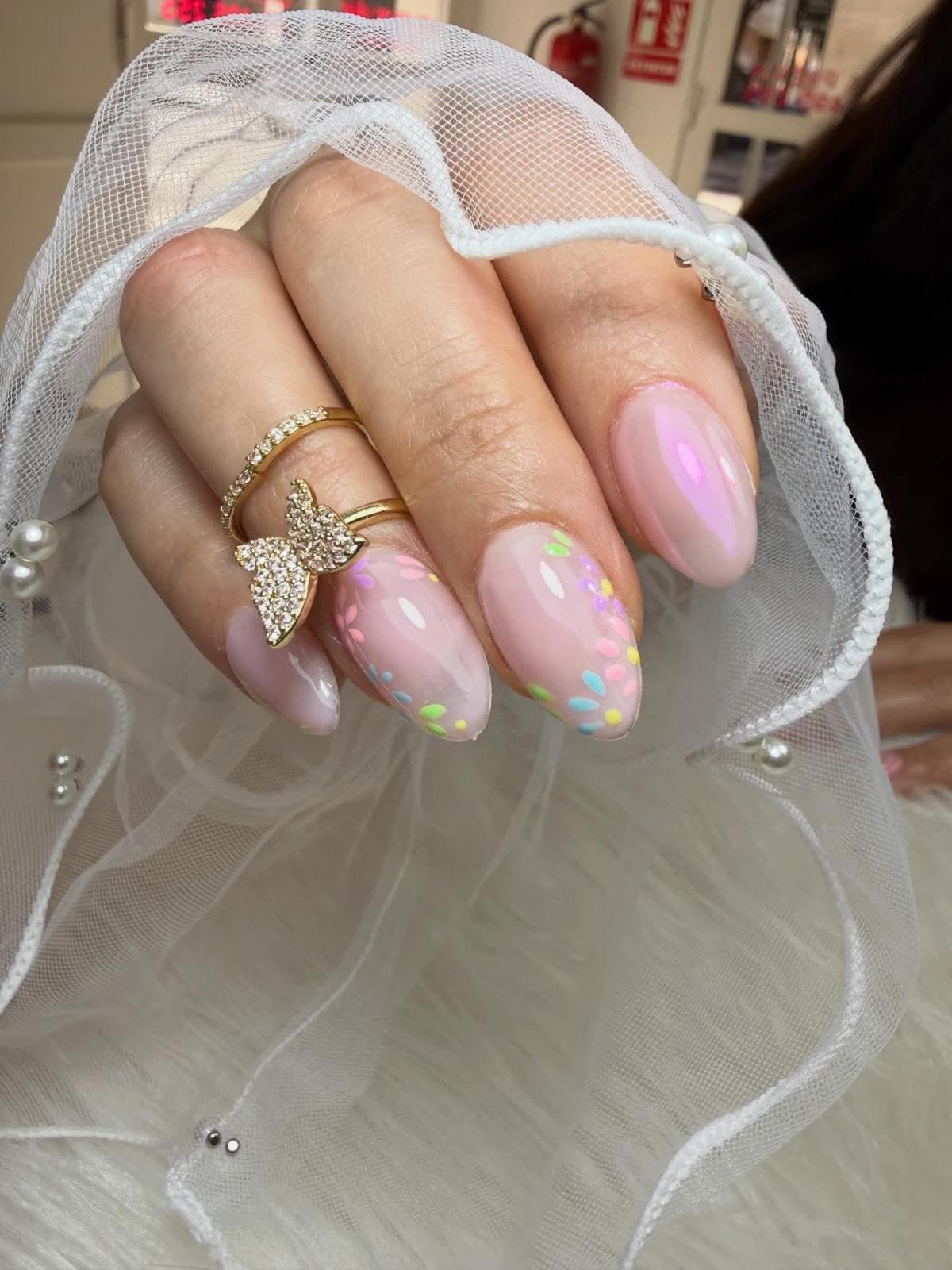Uñas nude con confeti de colores pastel
