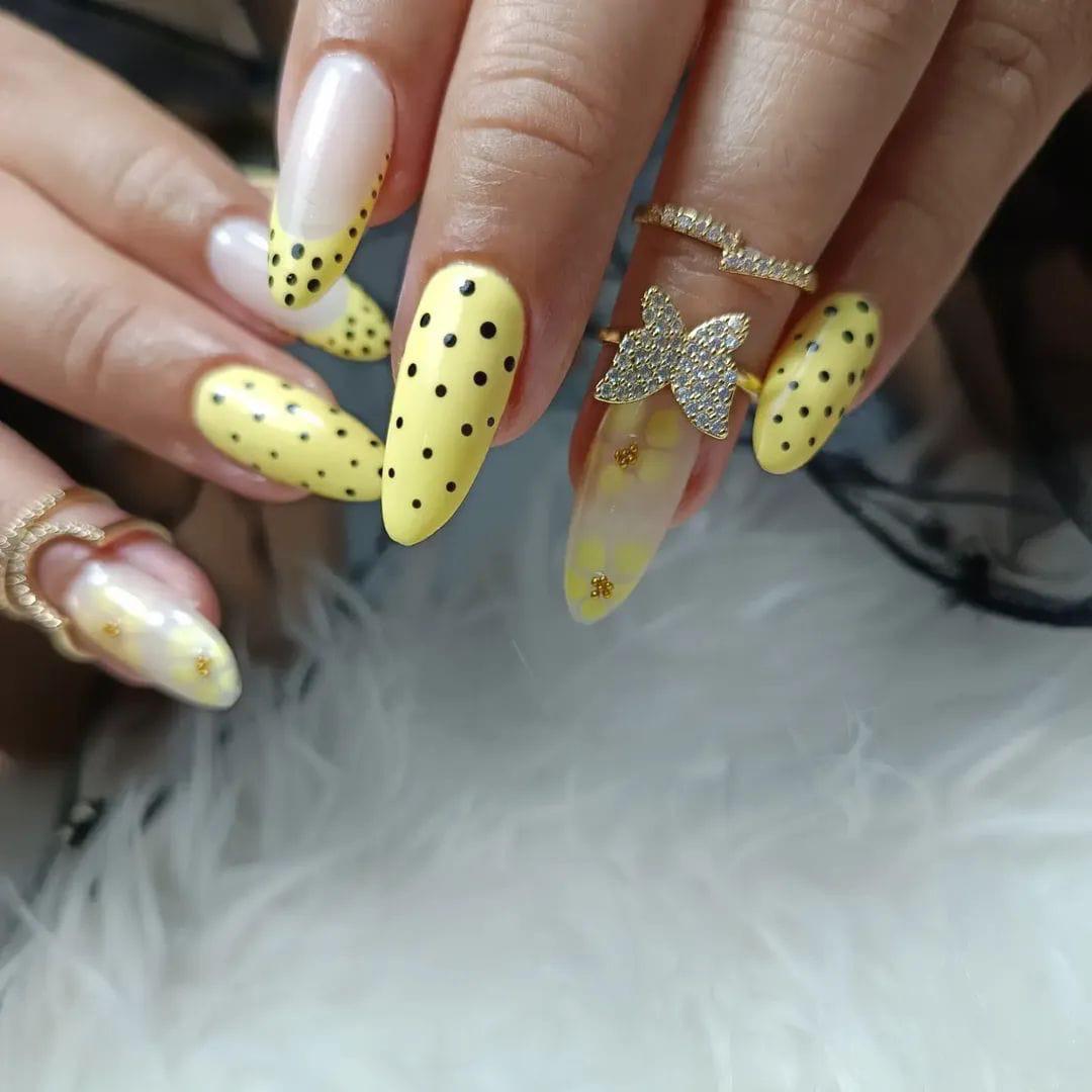 Uñas amarillas con lunares negros y flores