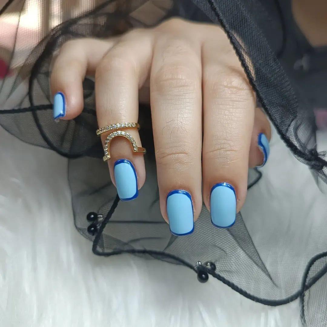 Uñas cuadradas azul cielo con contorno azul intenso