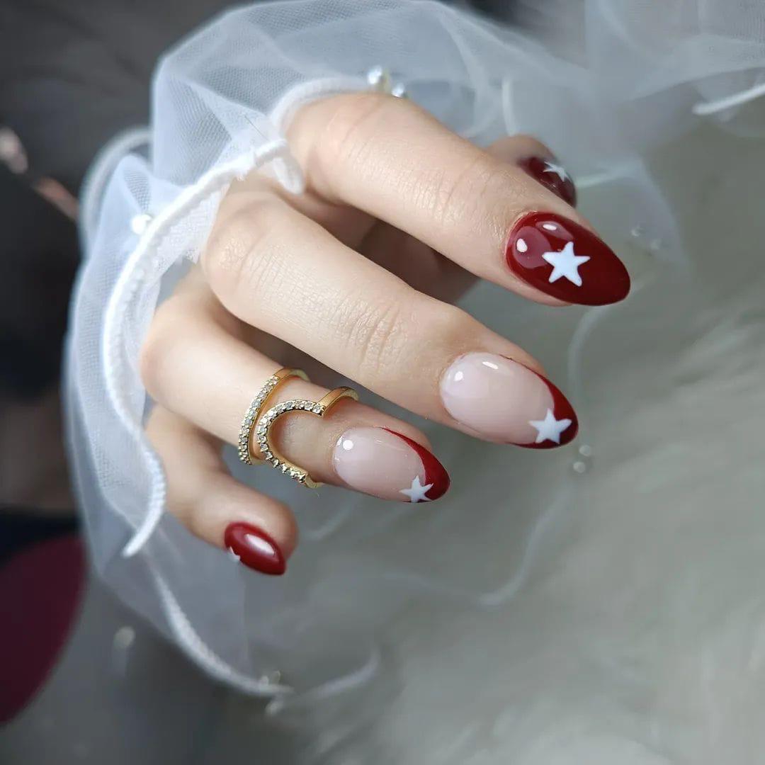 Uñas rojas con estrellas blancas