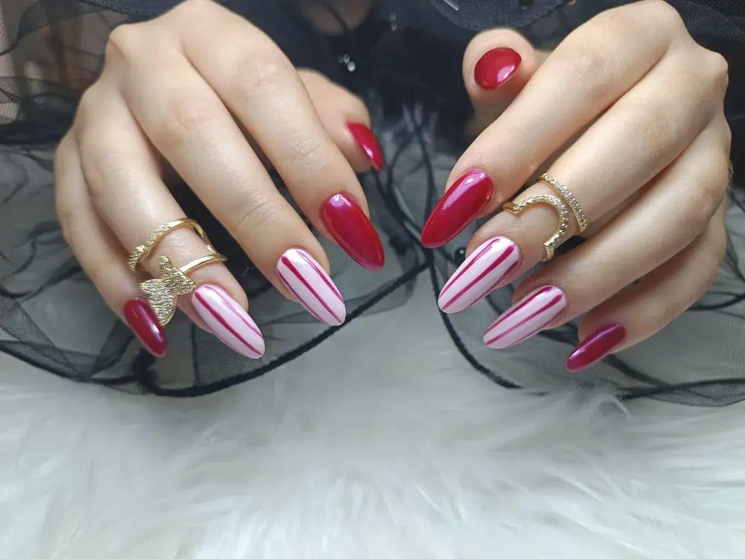 Uñas rojas con rayas rosas